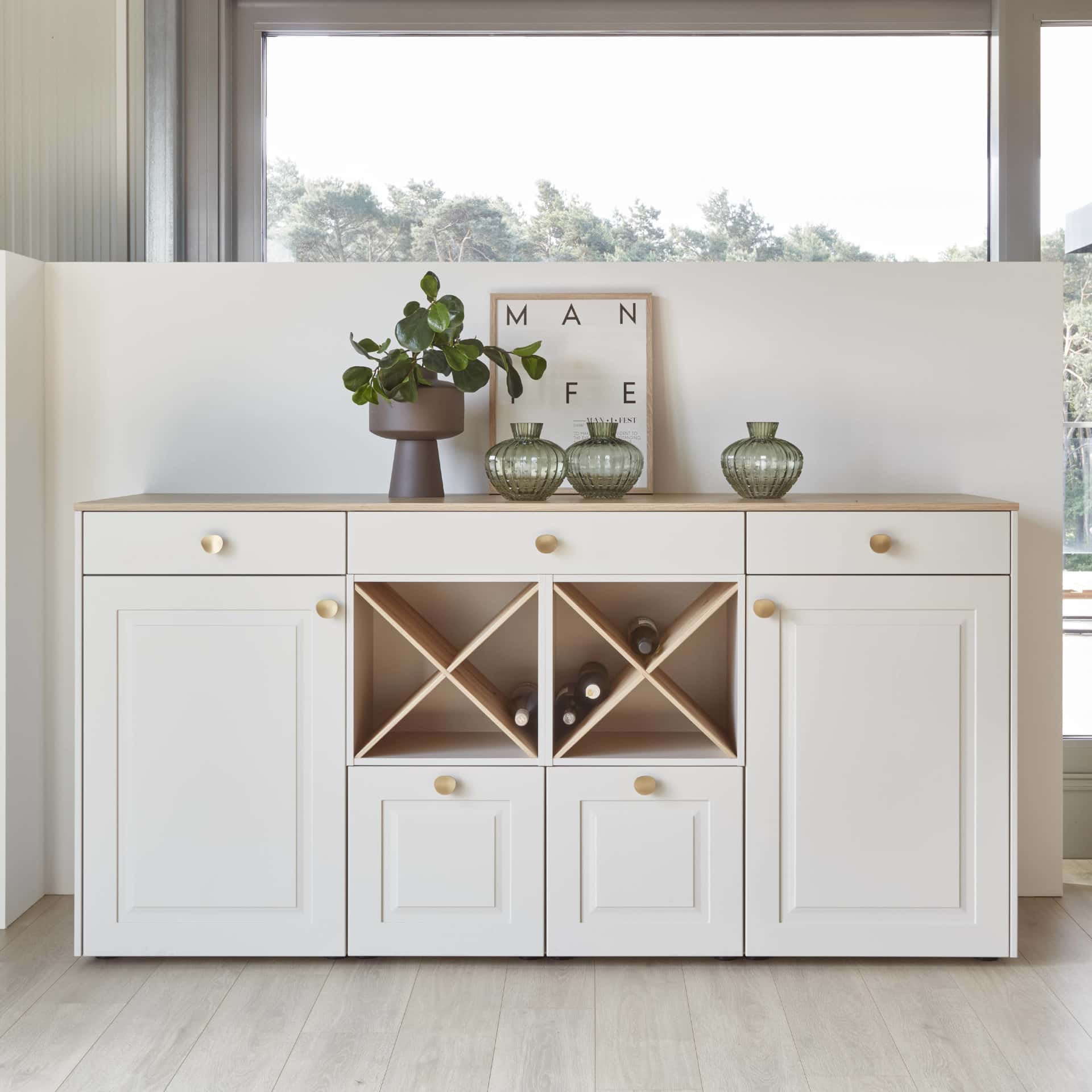 Nobilia Unterschränke mit goldenem Griff und Schubkastenen Schrank aus der MonA Kollektion